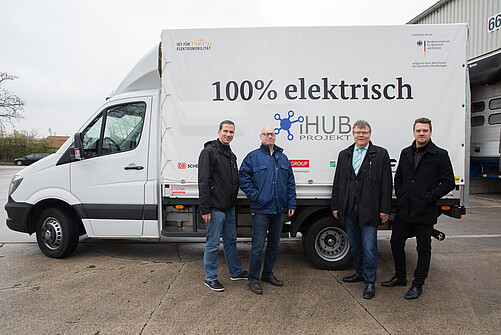 Vertreter der Projektpartner vor dem iHub-Fahrzeug | iHub-Projektstart Vertreter der Projektpartner vor dem iHub-Fahrzeug | iHub-Projektstart