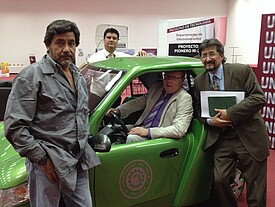 Elektrofahrzeug Guanako mit Prof. Dr. Karl-Georg Steffens (Mitte) und Augusto Cuadros Prado (Projektleiter auf Seiten der Univalle, rechts)
