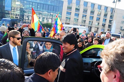 Evo Morales vor dem BOmobil am Brandenburger Tor | BOSELIN