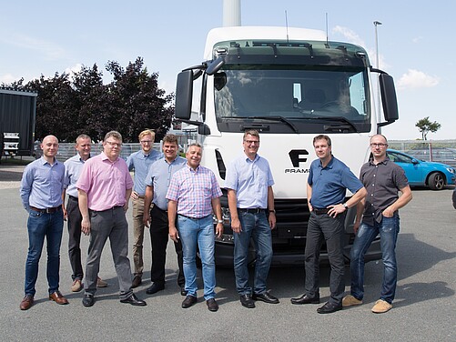 Vertreter der iHub-Projektpartner vor einem FRAMO-Lkw Vertreter der iHub-Projektpartner vor einem FRAMO-Lkw