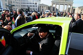 Evo Morales im BOmobil am Brandenburger Tor