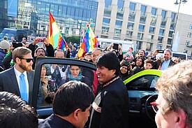 Evo Morales vor dem BOmobil am Brandenburger Tor